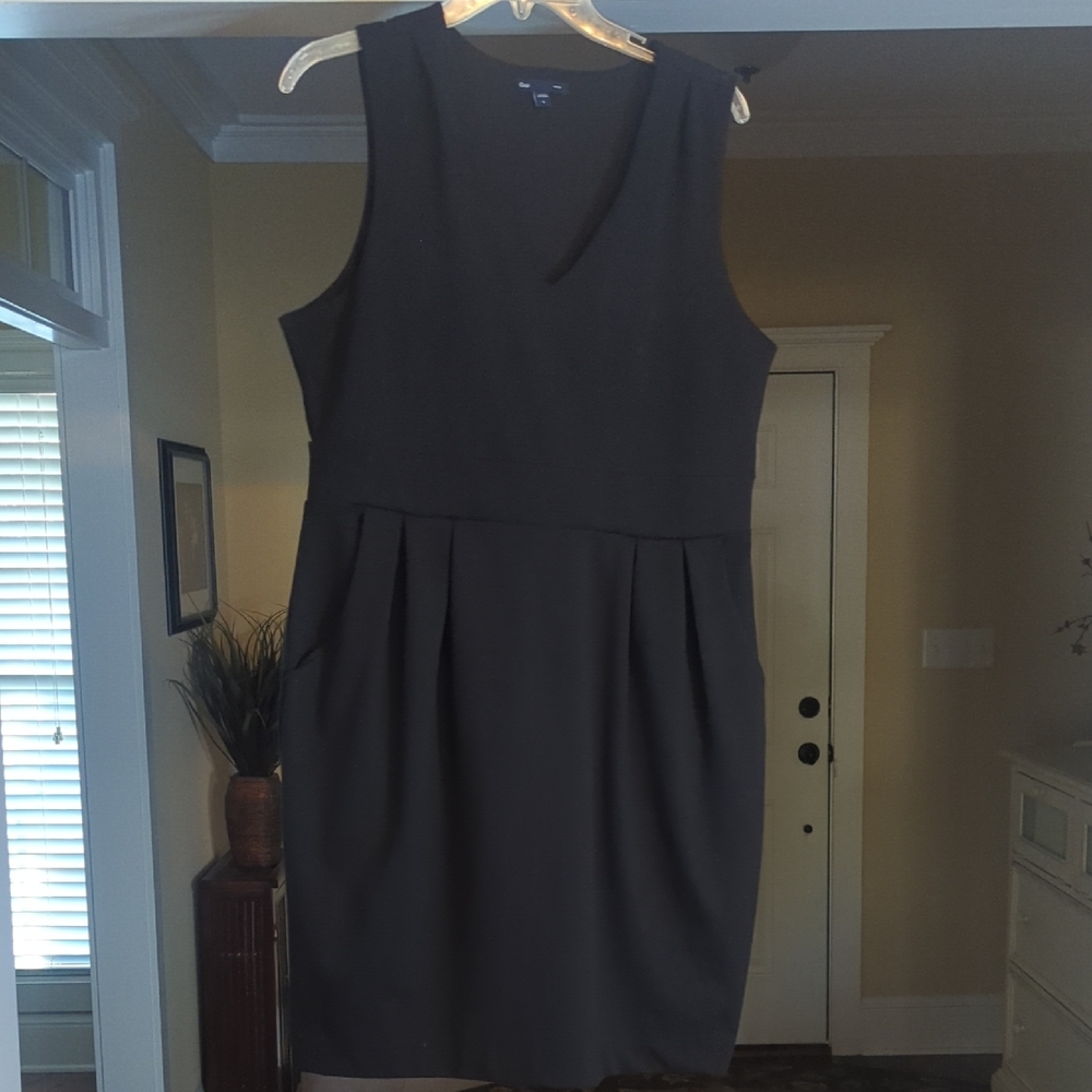 GAP Black Sheath Mini Dress with V-Neck and Sleeveless Design for Work